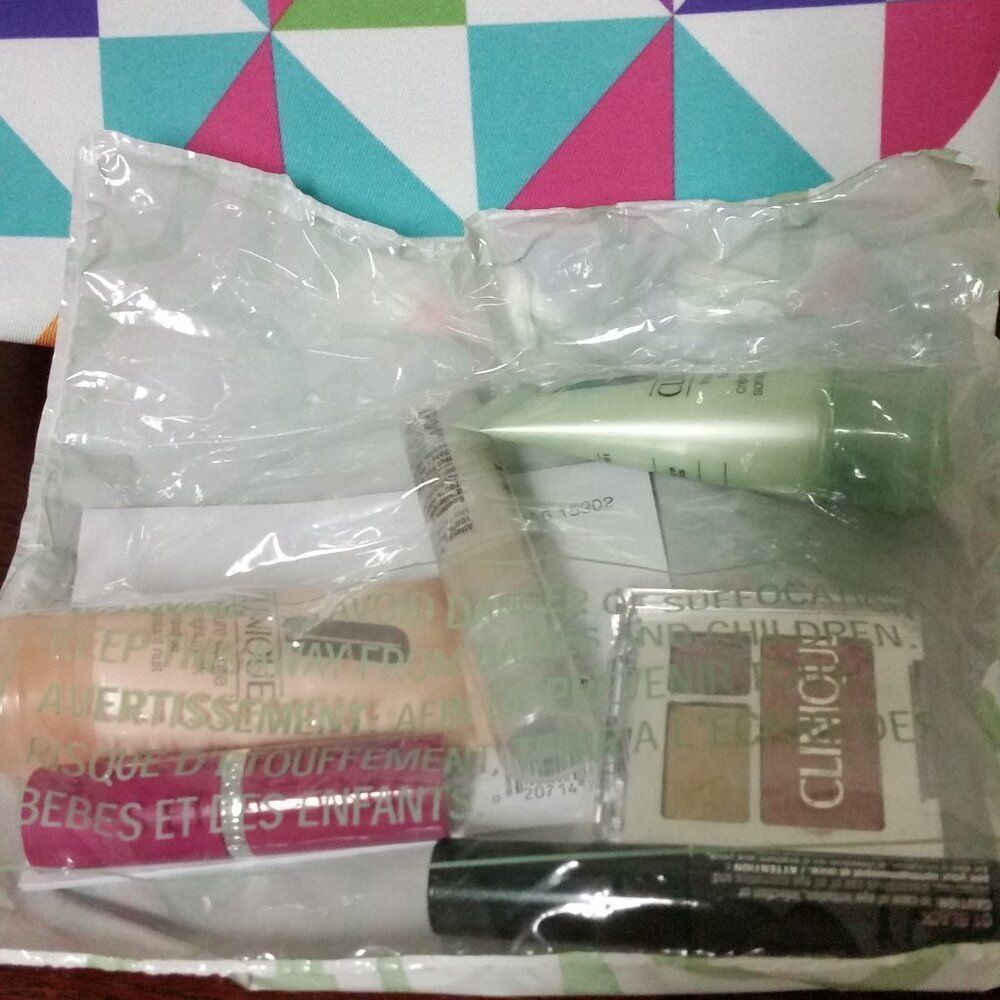 CLINIQUE cosmetic bag with makeup & cosmetics samples NWT - Picture 2 of 2
